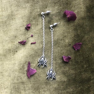 Spider Earrings - Gothic Dark Cottagecore Silver Spider Dangle Chain Earrings - Halloween Witch Stud Earrings -Arachnid Lover Jewellery Gift