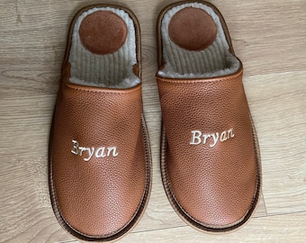Chinelos de couro marrom personalizados para homens: Sapatos de lã merino bordados para casa
