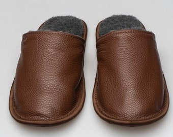 Dark brown leather slippers with black merino wool for men