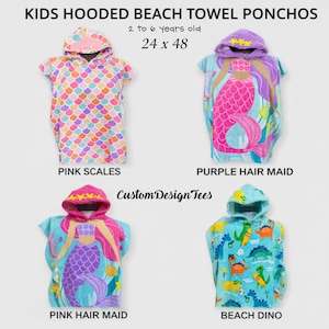 Pode incluir: Quatro ponchos de praia com capuz para crian&ccedil;as, com 61 x 122 cm, adequados para crian&ccedil;as dos 2 aos 6 anos. Os designs incluem escamas cor-de-rosa, uma sereia de cabelo roxo, uma sereia de cabelo cor-de-rosa e um padr&atilde;o de dinossauro de praia. A marca "Custom Design Tees" tamb&eacute;m &eacute; vis&iacute;vel.