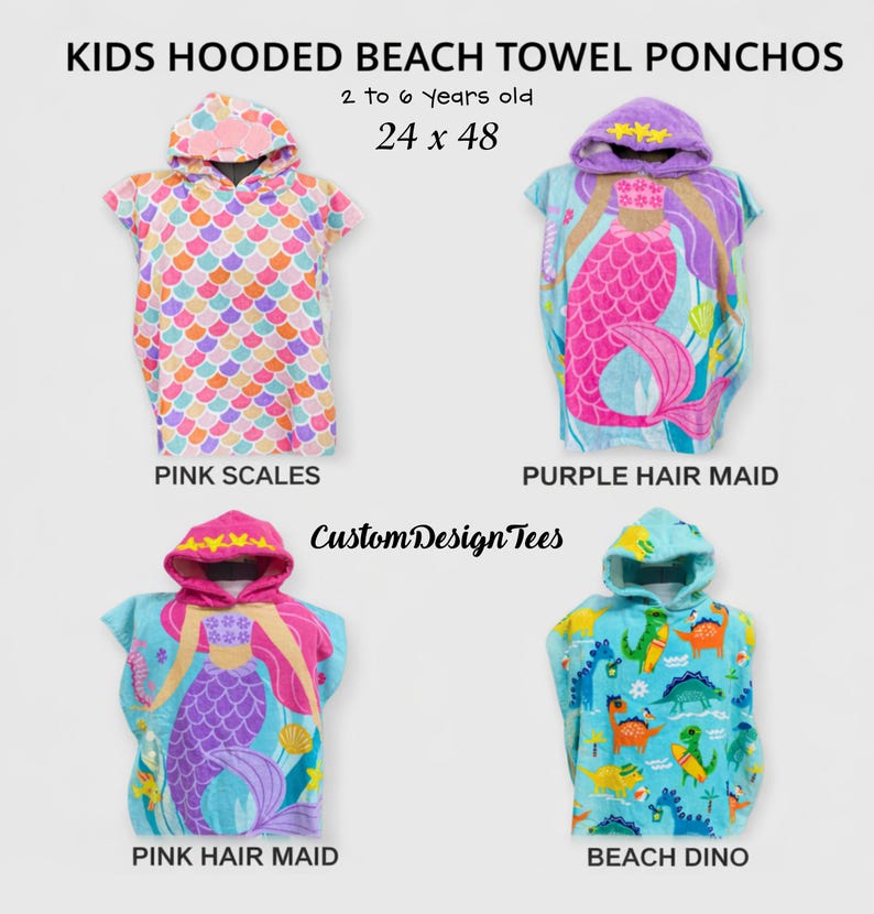 Pode incluir: Quatro ponchos de praia com capuz para crian&ccedil;as, com 61 x 122 cm, adequados para crian&ccedil;as dos 2 aos 6 anos. Os designs incluem escamas cor-de-rosa, uma sereia de cabelo roxo, uma sereia de cabelo cor-de-rosa e um padr&atilde;o de dinossauro de praia. A marca "Custom Design Tees" tamb&eacute;m &eacute; vis&iacute;vel.