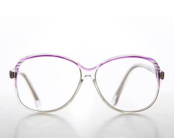 Puede incluir: Gafas de plástico transparente con borde morado.