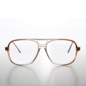Puede incluir: Gafas de vista de estilo aviador transparentes con montura marrón.