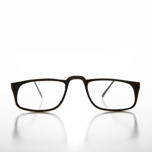 Puede incluir: Gafas de pasta negra con lentes transparentes.