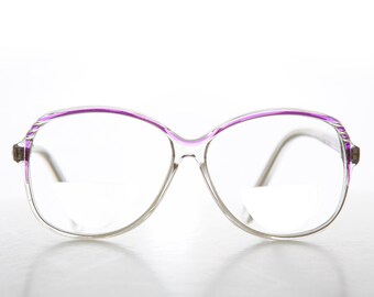 Puede incluir: Gafas de plástico transparente con borde morado.