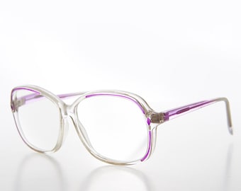 Puede incluir: Gafas de plástico transparente con detalles en morado. Las monturas tienen una forma cuadrada redondeada.