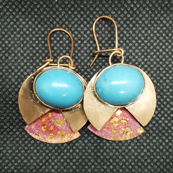 Boucles d'oreilles pendantes turquoise et cuivre/ patine violet ardent et rose/ cabochon en pâte de turquoise