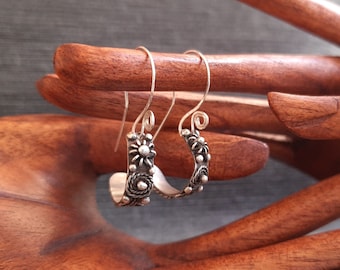 Dainty silver earrings with filigree pattern