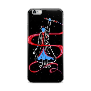 Puede incluir: Una funda de teléfono con fondo negro y una silueta azul de una persona sosteniendo una lanza. La persona lleva una bufanda roja y un sombrero. Una cinta roja se arrastra detrás de la persona.