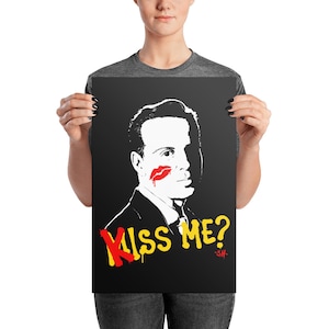 Può includere: Un'illustrazione in bianco e nero di un uomo con un segno di rossetto rosso sulla guancia. Il testo "Kiss Me? -SH-" è scritto in lettere gialle e rosse sotto l'illustrazione.