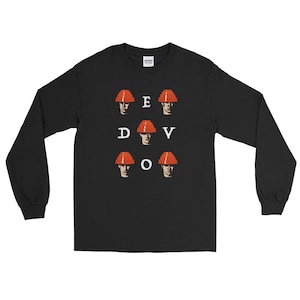 Op de afbeelding: Zwart longsleeve t-shirt met een afbeelding van zes mensen die rode veiligheidshelmen dragen. De tekst "EDVOV" is op het shirt gedrukt.