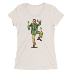 Peut inclure: Un t-shirt pour femme avec une illustration de dessin animé d'un homme en veste verte et pantalon marron dansant avec des versions plus petites de lui-même.