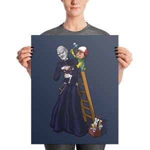 Puede incluir: Una ilustración de dibujos animados de un personaje de la película de terror "La novia de Chucky" que está siendo reparado por un niño pequeño con un martillo y una escalera. El niño lleva una gorra de béisbol roja y blanca y una camisa amarilla. El personaje lleva un vestido negro y tiene una cara blanca con costuras negras. El niño está de pie en una escalera y sostiene un martillo. El personaje está de pie en el suelo y sostiene un destornillador. Hay una caja de herramientas con herramientas en el suelo.