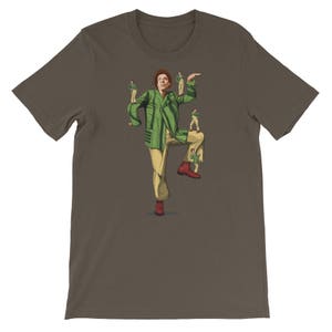 Może przedstawiać: Brązowy t-shirt z kreskówkowym obrazkiem mężczyzny w zielonej kurtce i brązowych spodniach, który tańczy. Mężczyzna jest otoczony przez mniejsze wersje siebie.