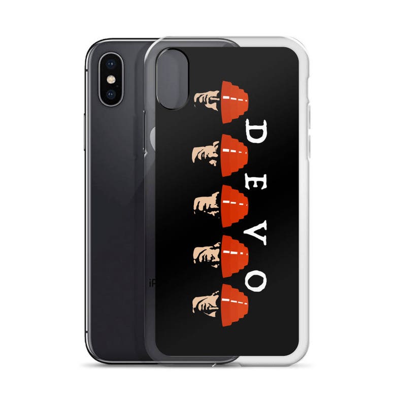 Op de afbeelding: Een transparante telefoonhoes met een zwarte achtergrond en een wit DEVO-logo. Vijf rode hoeden met witte contouren zijn op elkaar gestapeld, met een gezicht dat onder elke hoed vandaan kijkt.