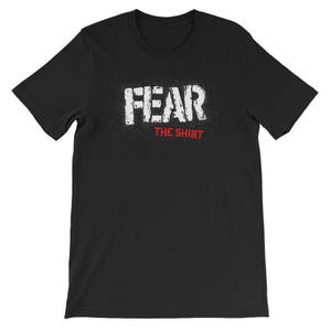 Könnte beinhalten: Schwarzes T-Shirt mit weißem Text, der in einer verwitterten Schriftart "FEAR THE SHIRT" lautet.