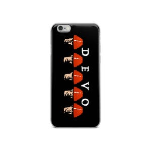 Op de afbeelding: Zwarte iPhone-hoes met een wit "DEVO"-logo en een afbeelding van vijf rode, paddenstoelvormige hoeden met gezichten.
