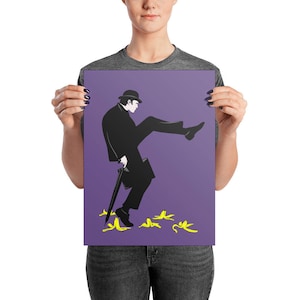 Op de afbeelding: Een zwart-witte illustratie van een man in een bolhoed en pak die op een paarse achtergrond loopt. Hij stapt op een bananenschil, en er liggen nog meer bananenschillen rondom hem.