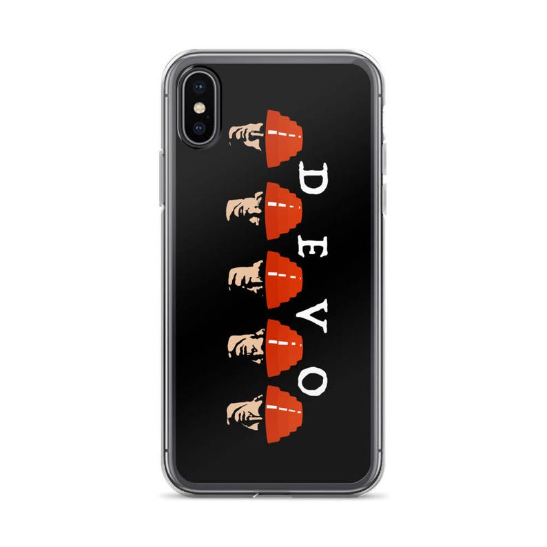 Op de afbeelding: Een transparante telefoonhoes met een zwarte achtergrond en een witte afbeelding van de band Devo. De afbeelding toont vijf figuren die rode, kegelvormige hoeden dragen met het woord "DEVO" verticaal in wit geschreven.