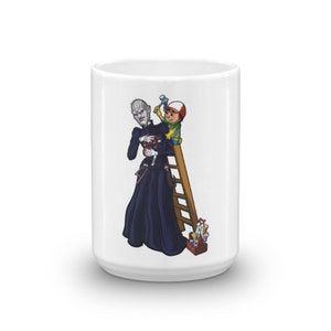Puede incluir: Taza de cerámica blanca con una ilustración de dibujos animados de un monstruo con un cinturón de herramientas y una persona pequeña en una escalera sosteniendo un martillo. El monstruo lleva una túnica negra y tiene una cara blanca con un ojo negro. La persona pequeña lleva un sombrero rojo y una camisa azul. La taza es un gran regalo para los fanáticos de las películas de terror.