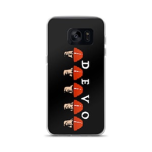 Może przedstawiać: Czarne etui na telefon z białym logo "DEVO" i rzędem czerwonych, białych i pomarańczowych postaci w czerwonych czapkach.