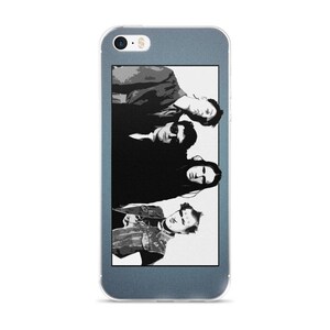 Può includere: Illustrazione in bianco e nero di una band con quattro membri. I membri della band sono in piedi in fila, con il membro più alto nella parte posteriore e il membro più basso nella parte anteriore. I membri della band indossano tutti abiti scuri e hanno i capelli acconciati in modo simile.