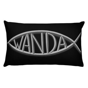 以下が含まれることがあります： 銀色の3Dの魚のデザインが施された黒い枕。魚の中に「WANDA」という文字が書かれている。