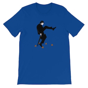 Peut inclure: Un t-shirt bleu avec une silhouette noire d'un homme qui donne un coup de pied dans un tas de caca brun. L'homme porte un chapeau et un costume.
