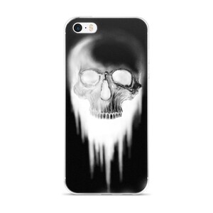 Puede incluir: Una funda de teléfono negra y blanca con un diseño de calavera. La calavera se desvanece en un efecto blanco que gotea.