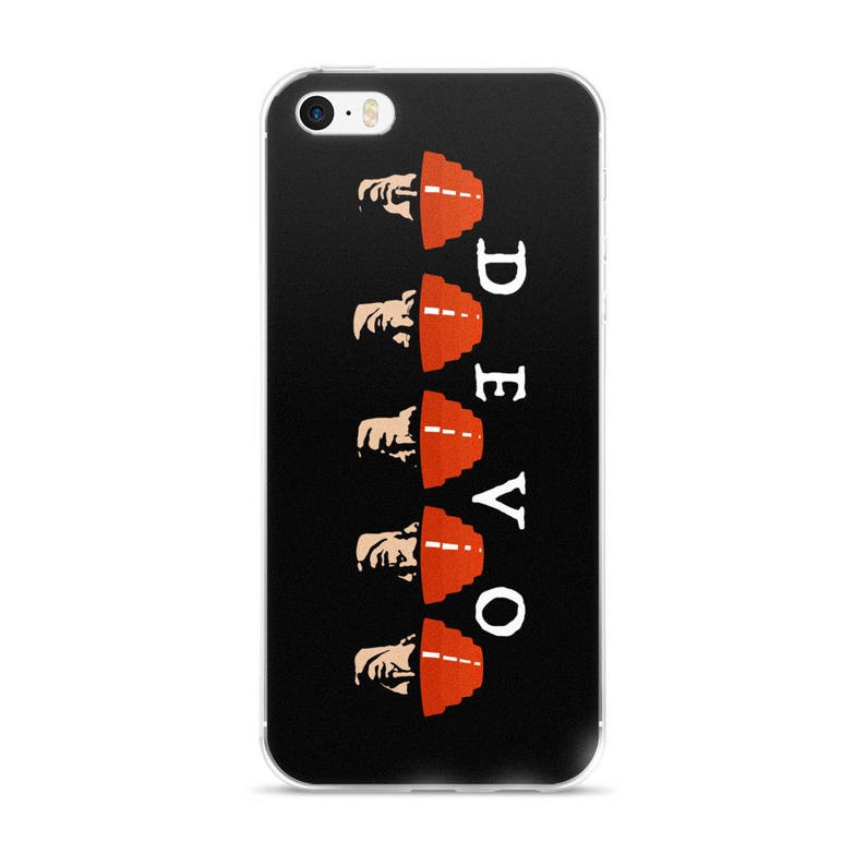 Op de afbeelding: Zwarte iPhone-hoes met een wit "DEVO"-logo en een rij van vijf rode en oranje paddenstoelvormige figuren.