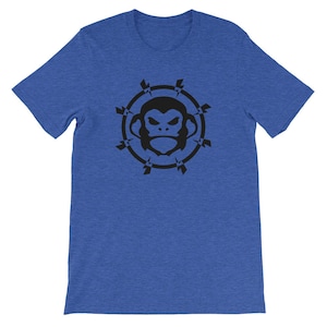 Op de afbeelding: Een koninklijk blauw t-shirt met een zwarte afbeelding van een apenkop in een cirkel van bliksemschichten.