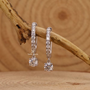Huggie Tropfenohrring, Weißgold Hoop mit Baumeln Ohrring Rundschliff Moissanit Diamant Tropfenohrring, Hochzeitstag Geschenk Ohrring