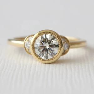 Bague minimaliste en or jaune 14 carats, bague diamant moissanite taille ronde, bague de fiançailles serti clos, bague cadeau d&#39;anniversaire, petite bague délicate