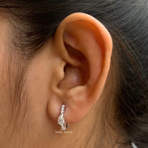 Birne & rund Moissanite Diamant Minimalist Huggie Ohrring, Teardrop Huggie Hoop Ohrring, Clip On Huggies für sie, Damen täglich tragen Ohrring