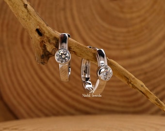 Lünette Set Solitär-Ohrring, runder Moissanit-Diamant Huggie-Ohrring, minimalistische Creolen für Frauen, tägliche Kleidung Huggie-Ohrring
