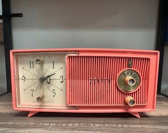 Korallenrosa Mitte des Jahrhunderts Vintage 1958 Zenith Vakuumröhren-Uhrenradio Modell E514V Radio funktioniert