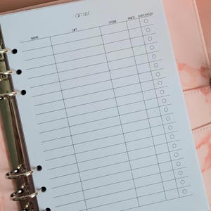 Könnte beinhalten: Ein weißer Geschenkliste-Planer mit Spalten für Name, Geschenk, Geschäft, Preis und gekauft. Der Planer hat einen Abschnitt für 20 Geschenke und enthält Kontrollkästchen für gekauft.