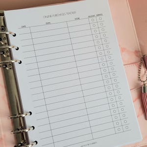 Könnte beinhalten: Ein weißes Blatt Papier mit einer Tabelle zur Verfolgung von Online-Käufen. Die Tabelle hat Spalten für Datum, Artikel, Geschäft, gekauft und angekommen. Es gibt Kontrollkästchen für gekauft und angekommen.