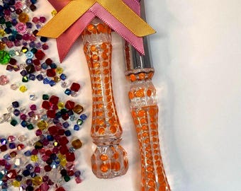 Cuchillo para servir pastel de naranja, lazos, cristales, dijes*. Set para bodas y fiestas.