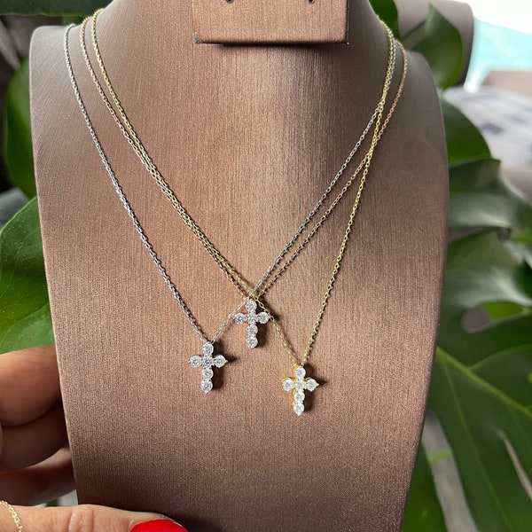 Collar con cruz de diamantes y circonitas: colgante religioso para uso diario