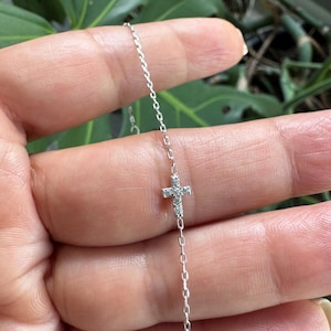 Pulsera de oro de 14 quilates con cruz de diamantes y circonitas: un delicado regalo de confirmación