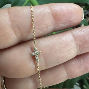 Pulsera de oro de 14 quilates con cruz de diamantes y circonitas: un delicado regalo de confirmación