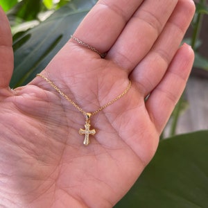Mini collar de cruz con circonitas cúbicas: oro amarillo y plata de ley, delicada joya religiosa.