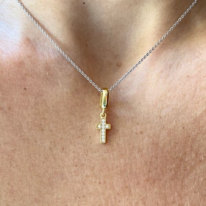 Pingente de cruz com zircônia cúbica dourada e diamante