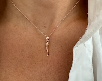 Collar de cuerno italiano de oro rosa de 14 quilates: dije de cornetto de oro macizo