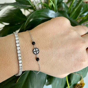 Pulsera de plata de ley con cruz de circonitas: cadena minimalista de cuentas negras