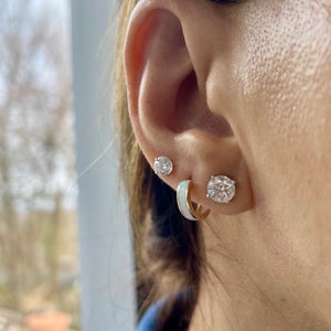 Mother of Pearl Huggie Hoop Earrings (pair) / 14k Gold Small Huggie Hoop Earrings / Everyday Light Mother of Pearl Huggies / Hoop Earrings