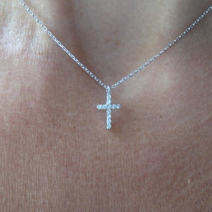 Collar de cruz pequeña / collar de cruz / collar de cruz de diamante Cz / cruz de plata de ley / collar de cruz delicada / colgante de cruz minimalista imagen 3