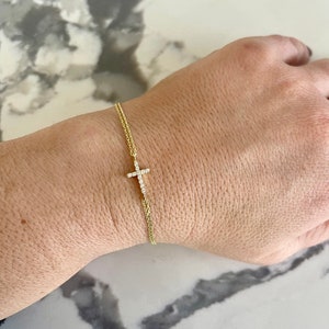 Pulsera de plata de ley con cruz de circonitas: diseño minimalista y delicado