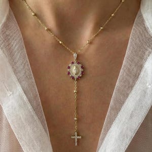 Robijnrode rozenkransketting: gouden sterlingzilveren medaillon van de Maagd Maria
